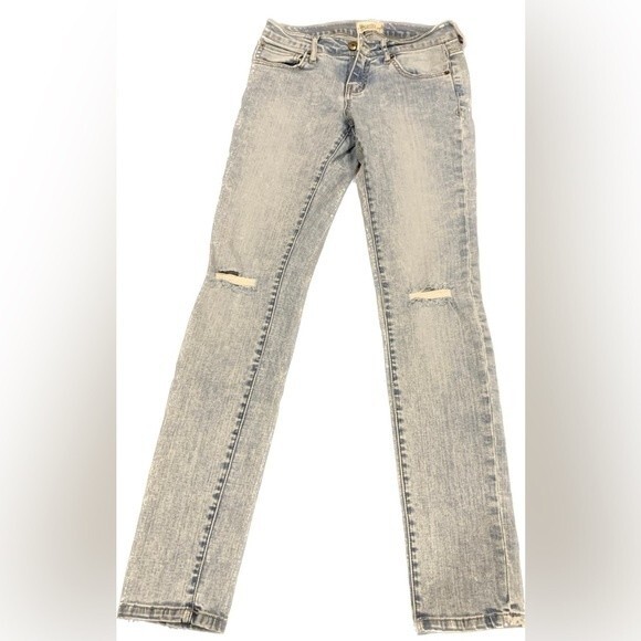 Scarlet Boulevard size 26 light was skinny jeans. Ripped over knees - Picture 1 of 7